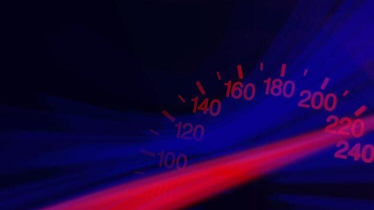 Mit über 200 Stundenkilometer  versuchte ein Niederländer der Würzburger Polizei zu entkommen.  Pixabay
