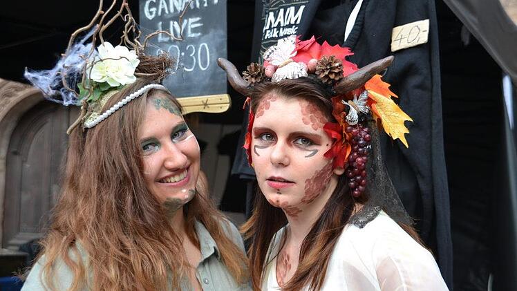 Jennifer Fuchs (rechts) aus Lichtenfels ist echter "Faun"-Fan und hört die Musik täglich. Ihre Freundin Corinna Kraus hat sie mit ihrer Leidenschaft angesteckt.  Foto:  Uschi Prawitz