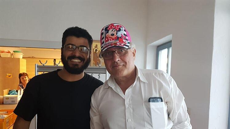 Ein bisschen Spaß lockert die Situation auf: Pfarrer Gerd Kirchner hat seine Pfarrer-Uniform gegen eines Spaßkappe getauscht, links neben ihm der aktuelle Kirchenbewohner Ahmed. Fotos: Mascha Kirchner