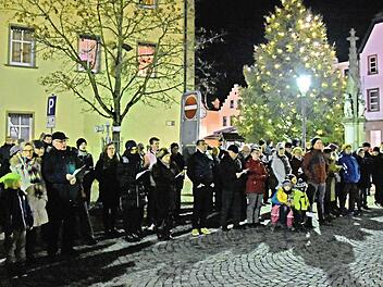 Über 120 Bürger aus der Stadt Haßfurt kamen am ersten Weihnachtsfeiertag vor dem Weihnachtsbaum am Marktplatz zusammen, wo der evangelische Posaunenchor aufspielte. Foto: Ulrike Langer