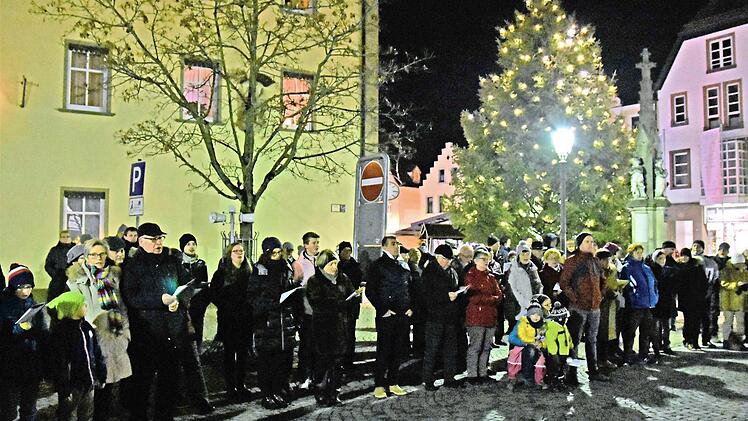 Über 120 Bürger aus der Stadt Haßfurt kamen am ersten Weihnachtsfeiertag vor dem Weihnachtsbaum am Marktplatz zusammen, wo der evangelische Posaunenchor aufspielte. Foto: Ulrike Langer