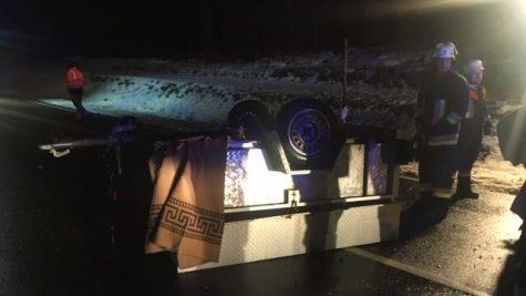 Bei einem Unfall im Landkreis Hof ist ein Anhänger mit Schweinehälften umgekippt. Foto: NEWS5 / Fricke