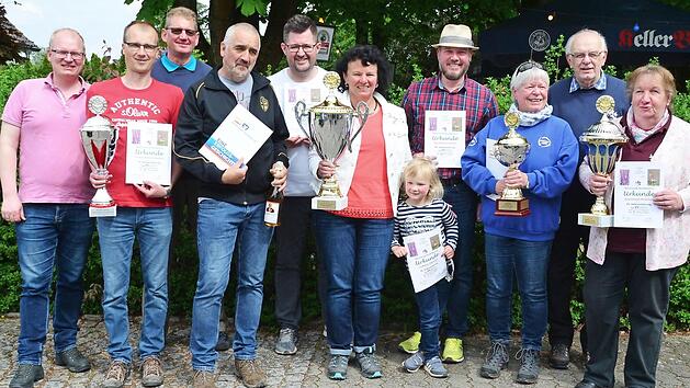 Die Pokalgewinner der Volkswanderung der Heroldsbacher Naturfreunde mit Vorsitzendem Edgar B&uuml;ttner (Zweiter von rechts) und dem Schirmherrn Stefan Rickert (links) Foto: Hermann Wunderlich