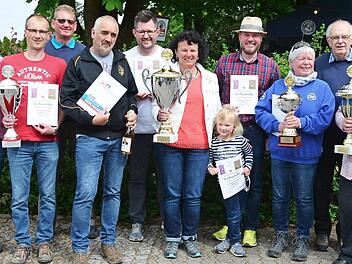 Die Pokalgewinner der Volkswanderung der Heroldsbacher Naturfreunde mit Vorsitzendem Edgar Büttner (Zweiter von rechts) und dem Schirmherrn Stefan Rickert (links) Foto: Hermann Wunderlich