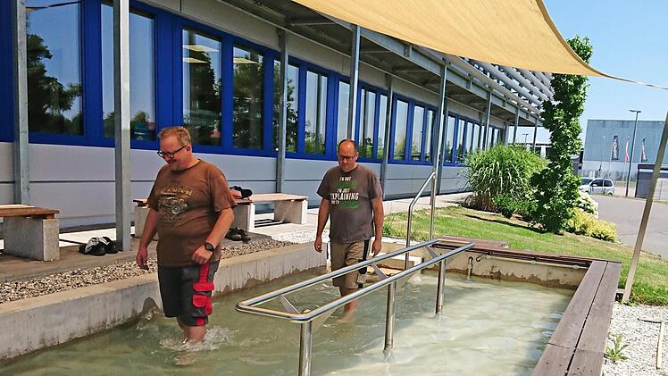 René Lämmermann (links) und Dustin Thorsness im Kneipp-Becken.