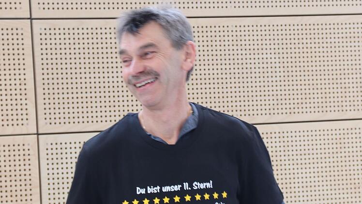 Von seinen Kollegen bekam Dresel ein besonderes Geschenk.   Foto: Johanna Blum