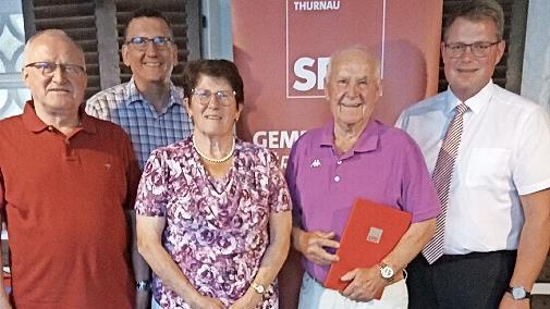 Der SPD-Ortsverein Thurnau hat Gisela Bergmann (50 Jahre treu) und G&uuml;nther Sch&ouml;lzky (40/links) ausgezeichnet. Rudi Hofmann (Zweiter von rechts) bekam die Urkunde f&uuml;r die &Uuml;berreichung der Willy-Brandt-Medaille nachgereicht. Zu den Gratulanten z&auml;hlt...