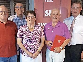 Der SPD-Ortsverein Thurnau hat Gisela Bergmann (50 Jahre treu) und Günther Schölzky (40/links) ausgezeichnet. Rudi Hofmann (Zweiter von rechts) bekam die Urkunde für die Überreichung der Willy-Brandt-Medaille nachgereicht. Zu den Gratulanten zählt...