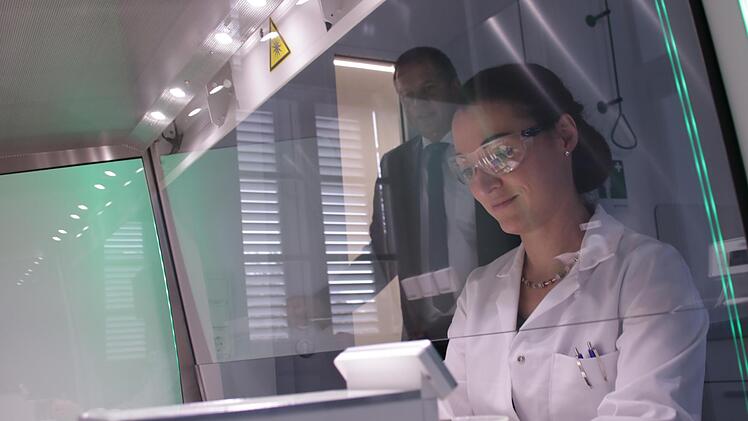 Nina Zänglein an einer Sicherheitswerkbank. Hier werden die LGL-Mitarbeiter später in Zusammenhang mit den Produktprüfungen mit  Toxinen arbeiten.