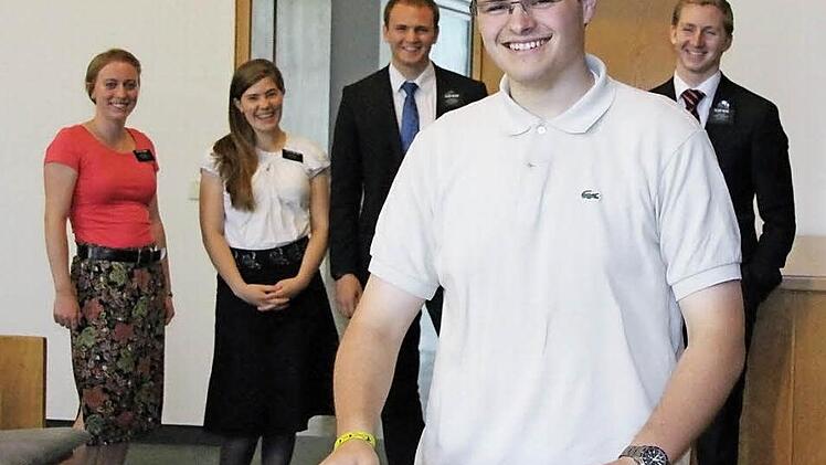 Christopher Jacob (vorne) war zwei Jahre lang selbst als Missionar unterwegs. Nun ist er zurück in seiner Coburger Gemeinde und betreut dort die Missionare, die von auswärts kommen. Derzeit sind Tirzah Prince, Sarah Nelson, Tim Meyer und Travis Boyd in Coburg tätig. Foto: Simone Bastian