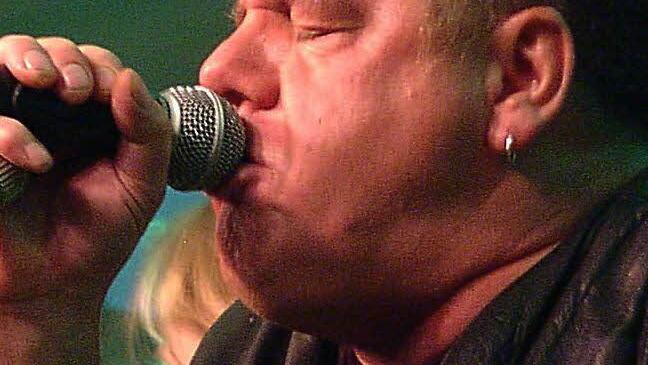 Der Engländer Fast Eddy war 2002 und 2004 auf der Bühne der Schmölzer Blues Tage.
