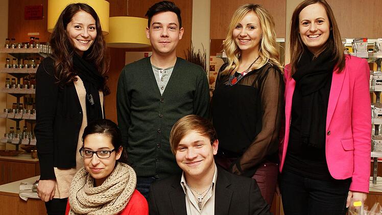 Ausbilderin Fabienne Rosa (rechts) und die Geschäftsleitung von "Rapsody & Spices" mit (hinten, von links) Julia Albrecht, Daniel Derjugin, Sarah-Lena Nöske und (vorne) Tanja Müller und Tobias Herath.