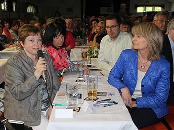 Fragen wurden auch aus dem Publikum gestellt, zum Beispiel von Carmen Fehn, Leiterin der BRK-Sozialstation "Oberer Frankenwald". Foto: Veronika Schadeck