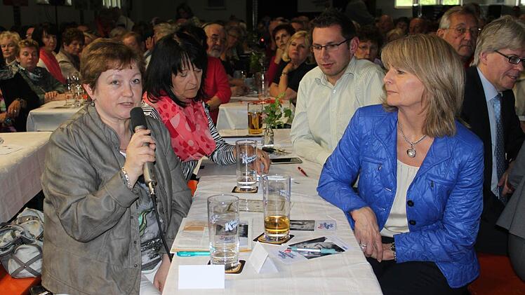 Fragen wurden auch aus dem Publikum gestellt, zum Beispiel von Carmen Fehn, Leiterin der BRK-Sozialstation "Oberer Frankenwald". Foto: Veronika Schadeck