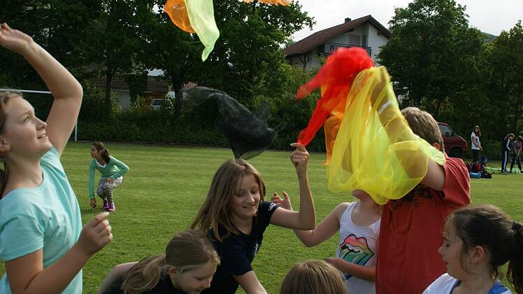 Jonglieren lernt man zunächst mit Tüchern. Manchmal geht es aber auch darum, dass die Gruppe alle Tücher möglichst lange in der Luft hält.