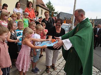 Maria Hempfling hatte eine verantwortungsvolle Aufgabe: Sie überreichte für den Stadtsteinacher Kindergarten das Abschiedsgeschenk an Dekan Hans Roppelt - ein Fotobuch. Fotos: Sonja Adam