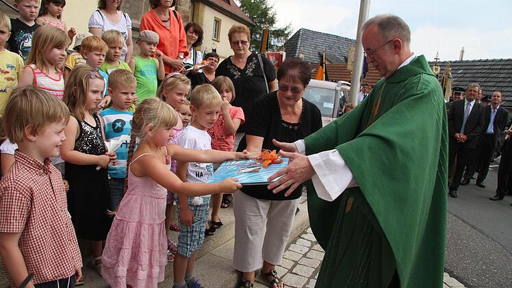 Maria Hempfling hatte eine verantwortungsvolle Aufgabe: Sie überreichte für den Stadtsteinacher Kindergarten das Abschiedsgeschenk an Dekan Hans Roppelt - ein Fotobuch. Fotos: Sonja Adam