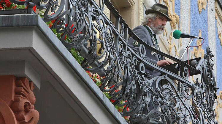 Arpad von Schalscha-Ehrenfeld stellte die ankommenden Gruppen vor