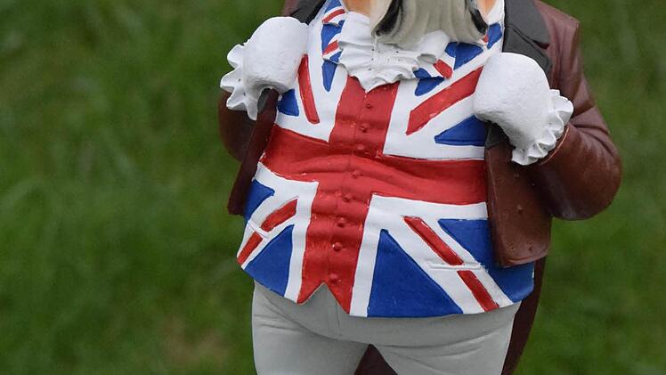 Ein britischer Hund wacht im Garten von Michael Scholz.  Foto: Ronald Rinklef