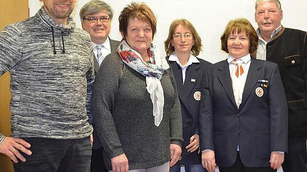 Geehrt wurden (vorne von links) f&uuml;r 75-maliges Blutspenden Alfred Leikeim und f&uuml;r 50-maliges Blutspenden Erika Zeller von (hinten von links) BRK-Kreisgesch&auml;ftsf&uuml;hrer Thomas Petrak, Petra Amschler und Traute Sachs von der BRK-Bereitschaft Redwitz sowie B&uuml;rgermeister Christian Mrosek.  Foto: Thomas Micheel