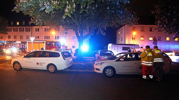 Ein Gro&szlig;aufgebot an Rettungskr&auml;ften eilte Montagnacht in die Neuerbstra&szlig;e. Foto: NEWS5 / Herse