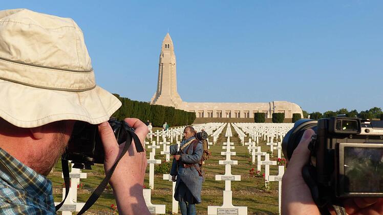 Shooting am Gebeinhaus von Douaumont bei Verdun: Martin Bek-Baier (links) fotografiert den französischen Miniatursoldaten Francois Dupont vor realem Hintergrund.  Foto: Edgar Bartl