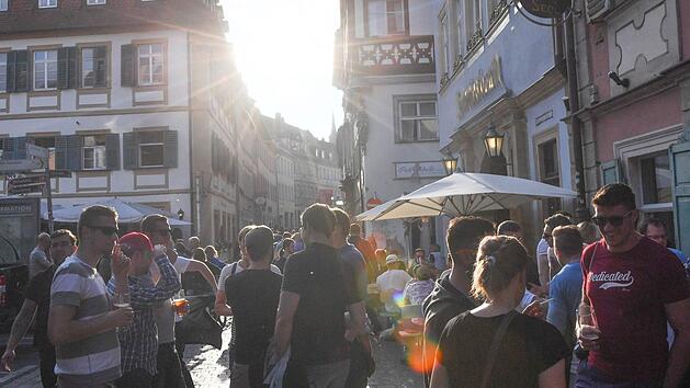 Ein Stehbier in den Strahlen der untergehenden Sonne? Der Treffpunkt am Schlenkerla hat Licht- und Schattenseiten. Die Beliebtheit ist so groß, dass manchmal kaum noch ein Durchkommen ist.   Foto: Ronald Rinklef