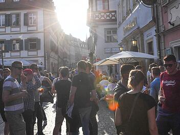 Ein Stehbier in den Strahlen der untergehenden Sonne? Der Treffpunkt am Schlenkerla hat Licht- und Schattenseiten. Die Beliebtheit ist so groß, dass manchmal kaum noch ein Durchkommen ist.   Foto: Ronald Rinklef