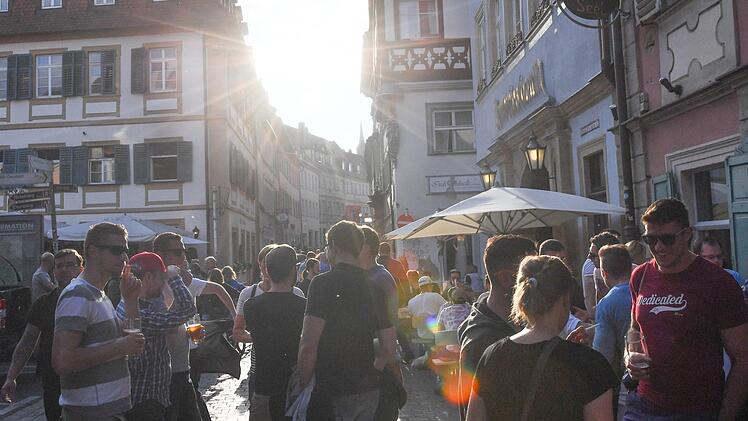 Ein Stehbier in den Strahlen der untergehenden Sonne? Der Treffpunkt am Schlenkerla hat Licht- und Schattenseiten. Die Beliebtheit ist so groß, dass manchmal kaum noch ein Durchkommen ist.   Foto: Ronald Rinklef