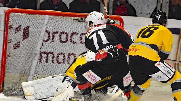 Vor dem Tor eiskalt: Der eigentlich verletzte Anton Zimmer (Nummer 71) erzielte gegen Schongau das 1:0 f&uuml;r die Kissinger W&ouml;lfe.Hopf