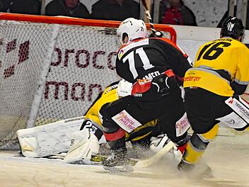 Vor dem Tor eiskalt: Der eigentlich verletzte Anton Zimmer (Nummer 71) erzielte gegen Schongau das 1:0 für die Kissinger Wölfe.Hopf
