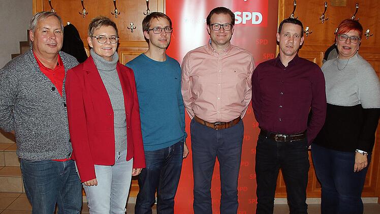 Die Bundestagsabgeordnete Sabine Dittmar (2. Von links) gab nach zehn Jahren ihr Amt als Kreisvorsitzende der SPD ab. Nachfolger ist Norbert Schaub (4. Von links). Außerdem auf dem Foto der neue Schriftführer Manfred Hoffmann, die stellvertretenden Vorsitzenden Tobias Schneider und Florian Wildenauer sowie Kassiererin Karen Pohle.  Foto: Dieter Britz