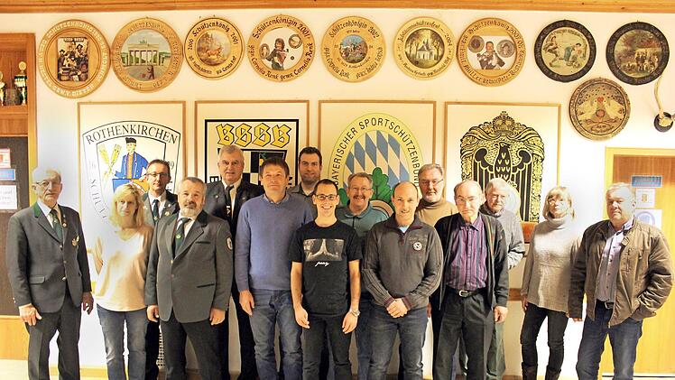 Der neue Vorstand der SG Rothenkirchen mit dem neuen 1. Schützenmeister Daniel Bergmann ( Siebter von links) und Ehrenschützenmeister Reinhold Wolf (links)  Foto: K.-H. Hofmann