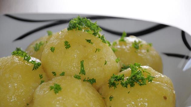 Kartoffelklöße gehören zu jeden Weihnachtsessen. Sind gekaufte Produkte eine Alternative? Stiftung Warentest hat verschiedene Knödel-Varianten getestet. Bild: pixabay/maria-anne