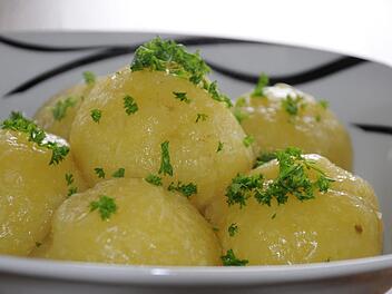 Kartoffelklöße gehören zu jeden Weihnachtsessen. Sind gekaufte Produkte eine Alternative? Stiftung Warentest hat verschiedene Knödel-Varianten getestet. Bild: pixabay/maria-anne
