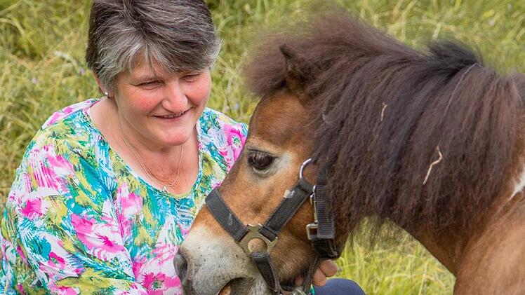 Elisabeth Göring und Mini-Shetty Sammy genießen das Leben auf dem Land. Vor 18 Jahren hat Göring Sammy vor dem Schlachter gerettet. Fotos: Lucie Homann