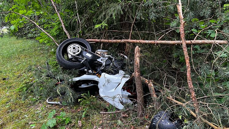 Unfall mit Todesfolge: Motorradfahrerin kommt von Stra&szlig;e ab und kracht gegen Baum