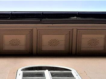 Das Sonnensymbol vom Gesimskasten des Pfarrhauses wird zum Logo des neuen Gemeindezentrums.
