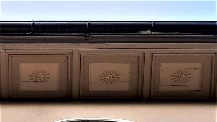 Das Sonnensymbol vom Gesimskasten des Pfarrhauses wird zum Logo des neuen Gemeindezentrums.