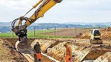 Das Bild zeigt Untersuchungen für die Erdverkabelung der Stromtrasse Südlink, deren Bau im Juli 2023 in Baden-Württemberg begonnen wurde.