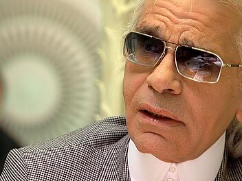 Karl Lagerfeld, mal nicht im schwarzen Outfit, aber mit der gerunzelten Stirn der Skepsis und der Ironie.