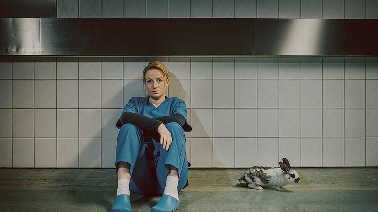 Dr. Theresa Wolff (Nina Gummich) kümmert sich um das Kanninchen des Hauptverdächtigen.