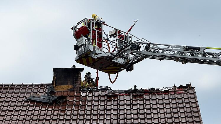 Gewitterfront &uuml;ber Oberfranken: Blitzeinschlag setzt Dachstuhl von Wohnhaus in Brand