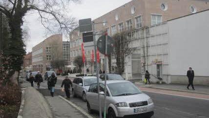 Künftig wird in der nördlichen Von-Hessing-Straße nur noch entlang der Post längs geparkt. Die restlichen Parkplätze werden schräg angeordnet.  Foto: Mäuser