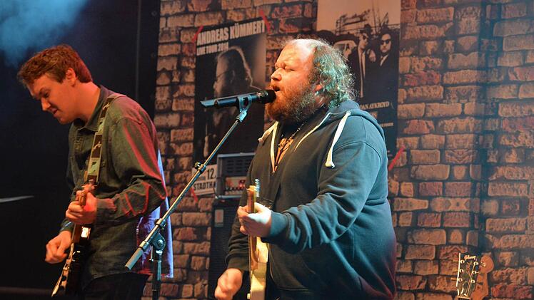 "The Voice of Germany"-Gewinner, Andreas Kümmert, gab am Samstagabend in der Stadthalle in Lichtenfels ein Konzert. Foto: Ronald Rinklef