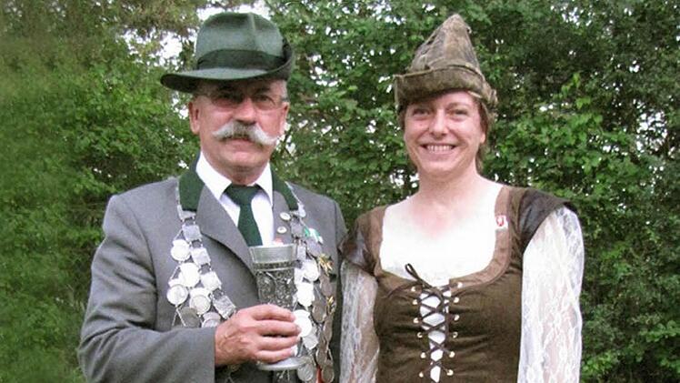 Guntram Beck ist Schützenkönig, Dagmar Müller trägt den Bogentitel "Robin Hood".Fotos: Manfred Koch