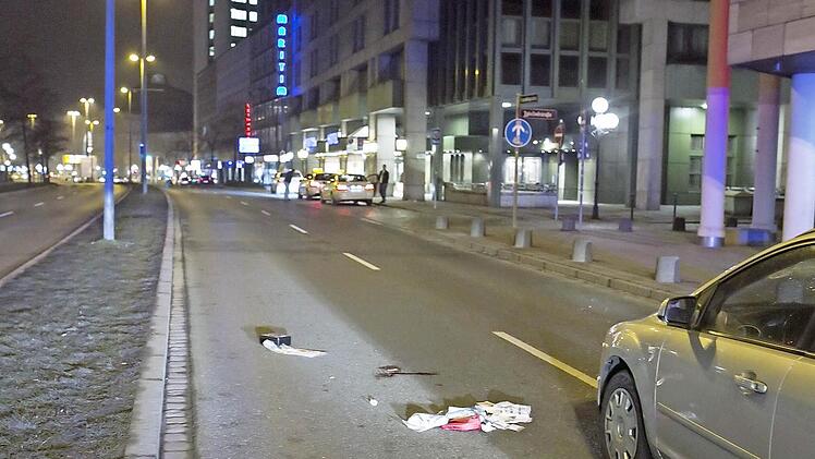Nicht weit entfernt vom Bahnhof passierte in Nürnberg der tragische Unfall, bei dem ein junger Mann aus dem nördlichen Landkreis Haßberge sein Leben verlor. Er war von dem Grünstreifen aus auf die Fahrbahn und dabei offenbar dem Autofahrer direkt vor den Wagen gelaufen. Die Polizei sucht Zeugen. Foto: News5/Dostal