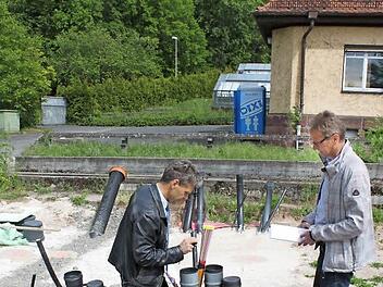 Thomas Hornung und Detlef Jäger vom Tiefbauamt besichtigen das Testgelände in der ehemaligen Stadtgärtnerei.