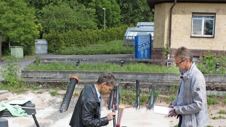 Thomas Hornung und Detlef Jäger vom Tiefbauamt besichtigen das Testgelände in der ehemaligen Stadtgärtnerei.