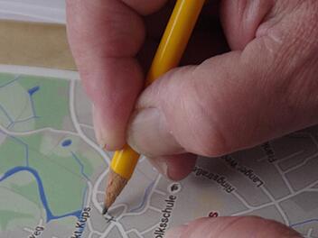 Bernd Steger vollzieht auf der Karte von Küps das Wirtshaussterben in der Marktgemeinde nach. Alleine im Kernort fallen ihm acht Gaststätten ein, die in den vergangenen Jahren verschwunden sind. Fotos: Marco Meißner